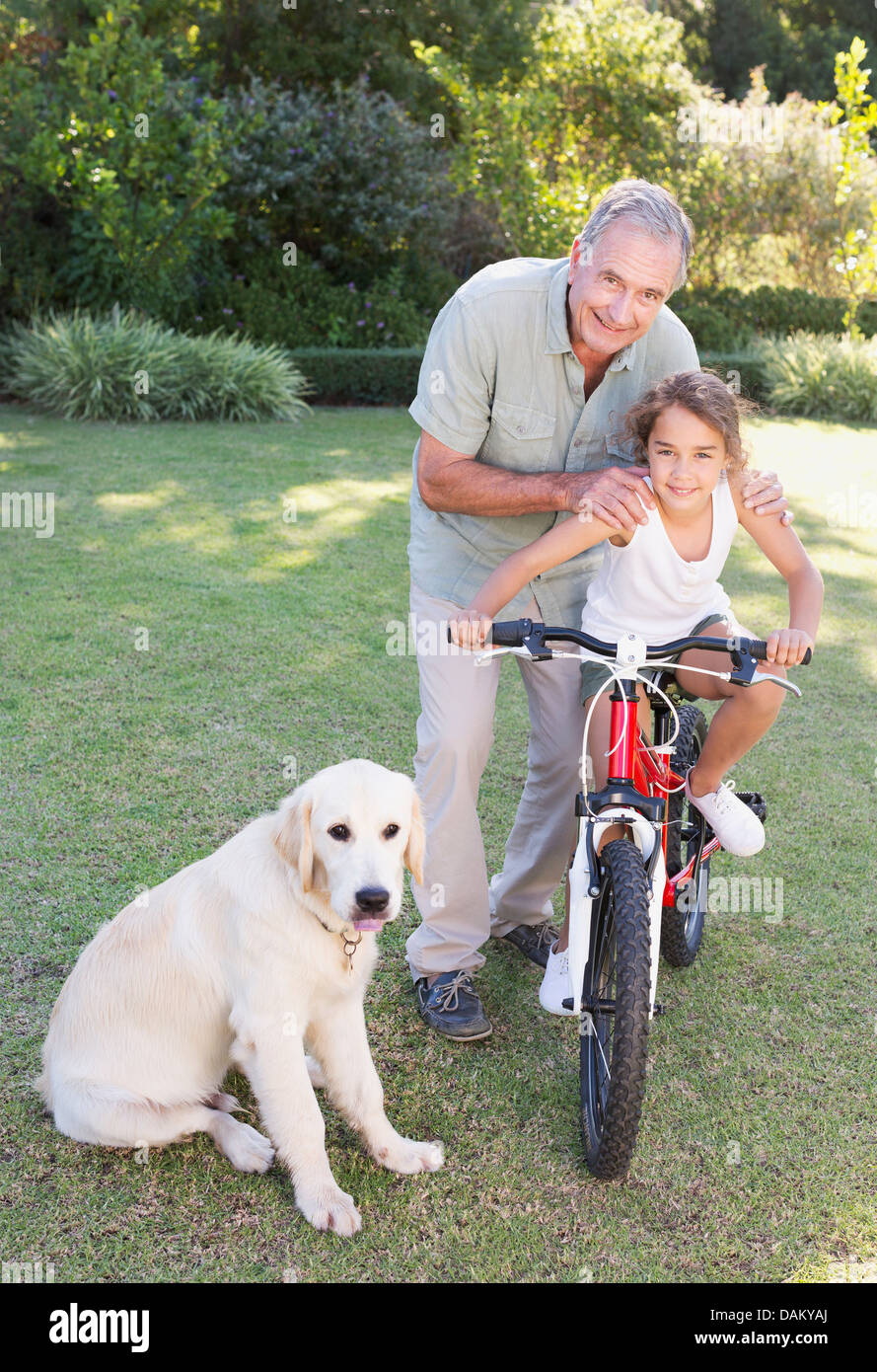 Älterer Mann mit Enkelin und Hund Stockfoto