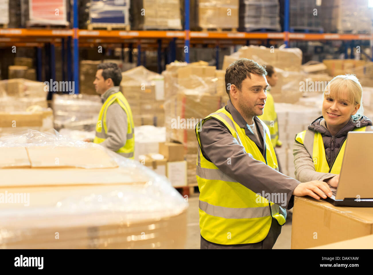 Arbeitnehmer mit Laptop im Lager Stockfoto