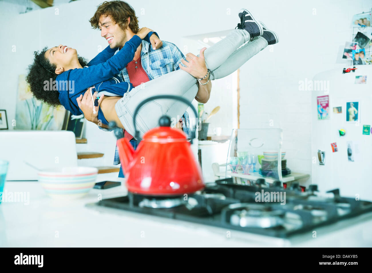 Paar spielen zusammen in der Küche Stockfoto