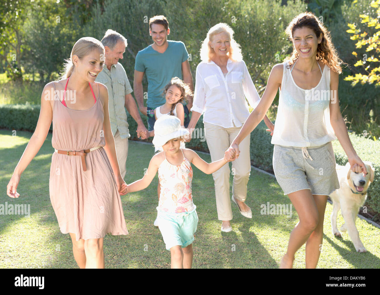 Familie zusammen im Garten spazieren Stockfoto