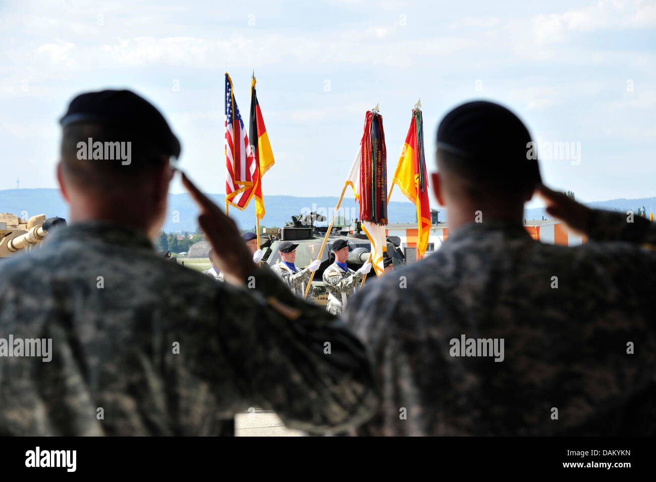 Soldaten der 1. Panzerdivision der US-Armee nehmen ihren Abschied aus Erbenheim, Deutschland, 13. Mai 2011. Die US-Panzerdivision ist nach Texas, USA restationed werden. Foto: BORIS ROESSLER Stockfoto