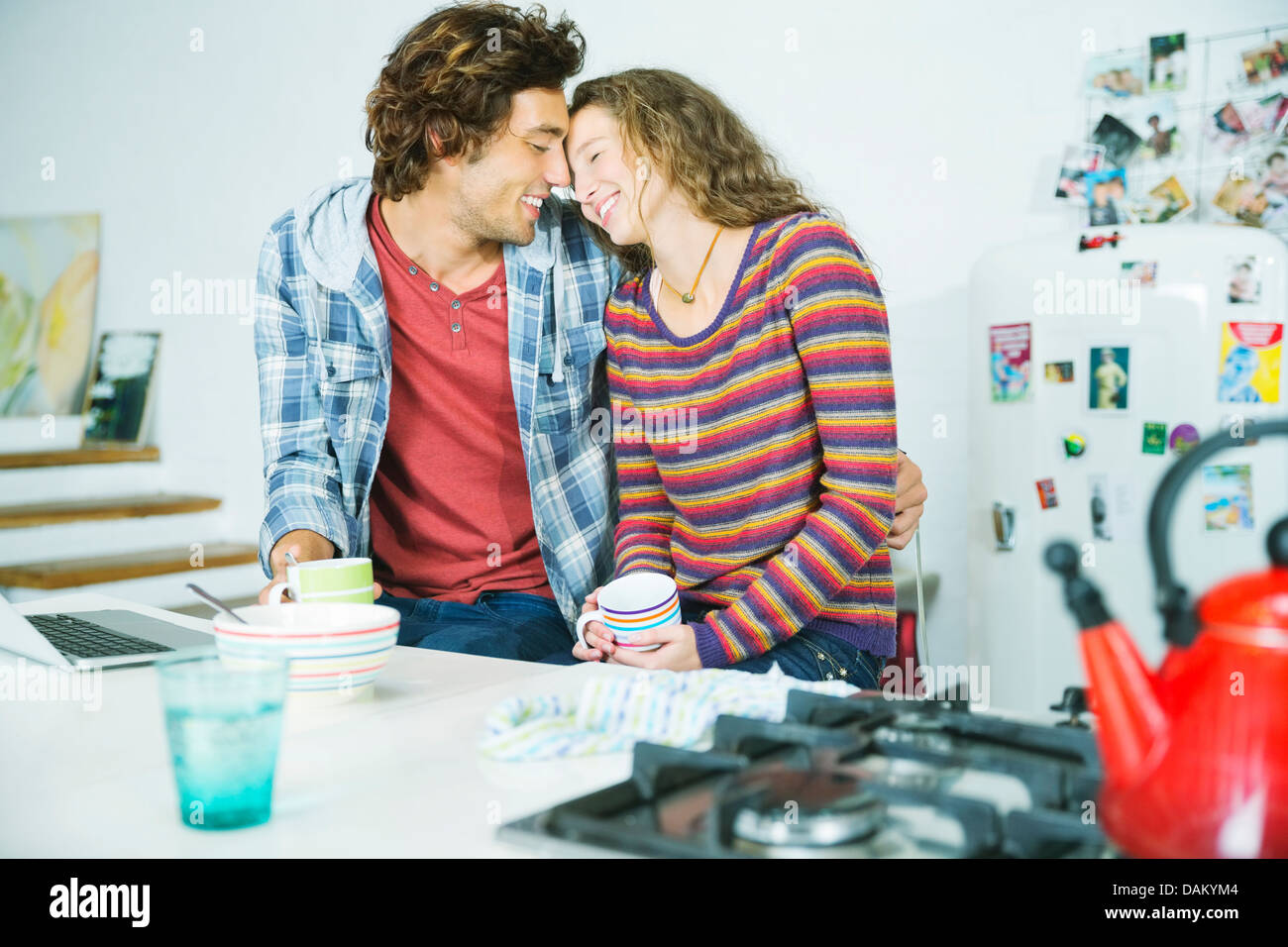 Paar erholsame zusammen in der Küche Stockfoto