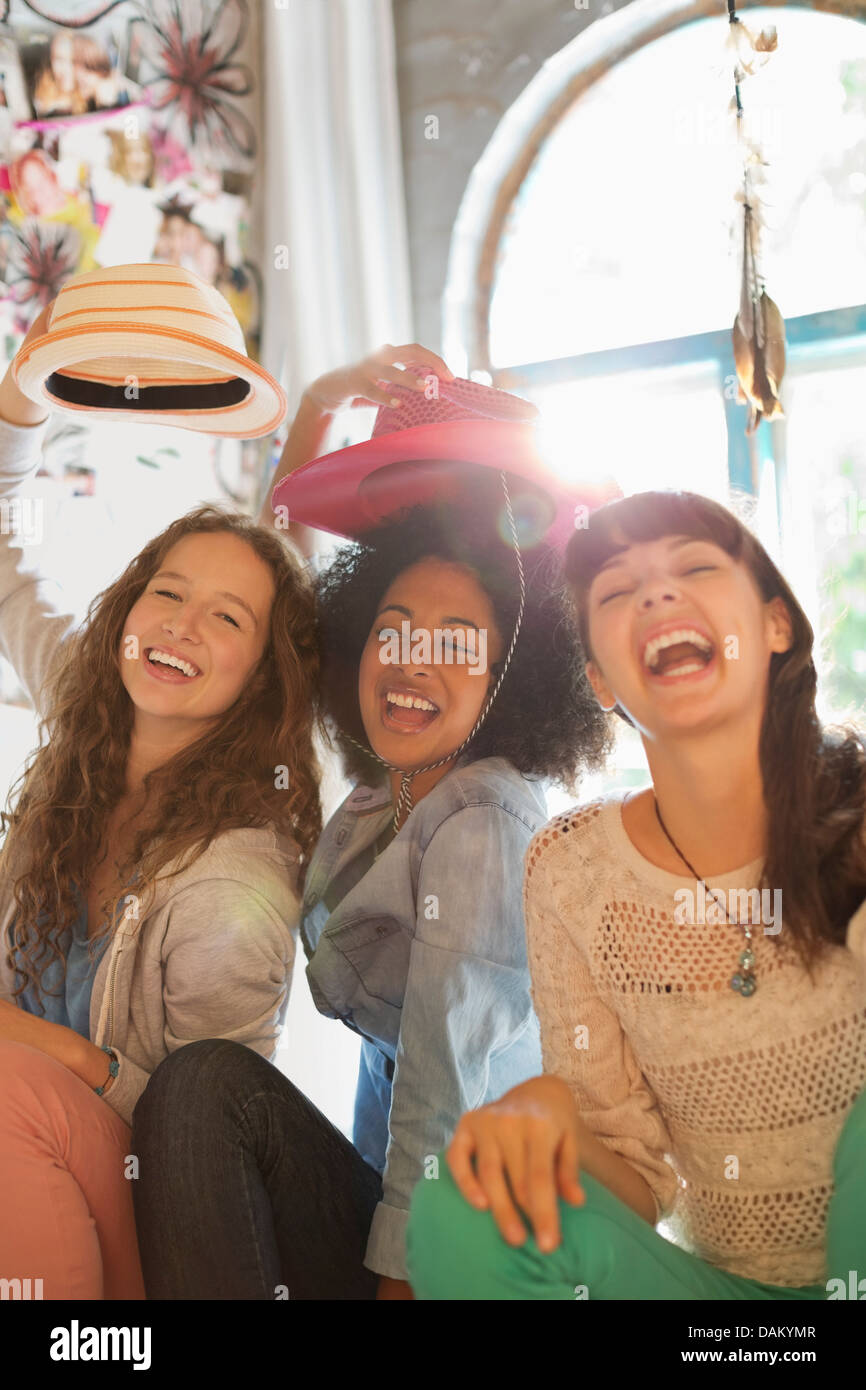 Freunde spielen gemeinsam im Schlafzimmer Stockfoto