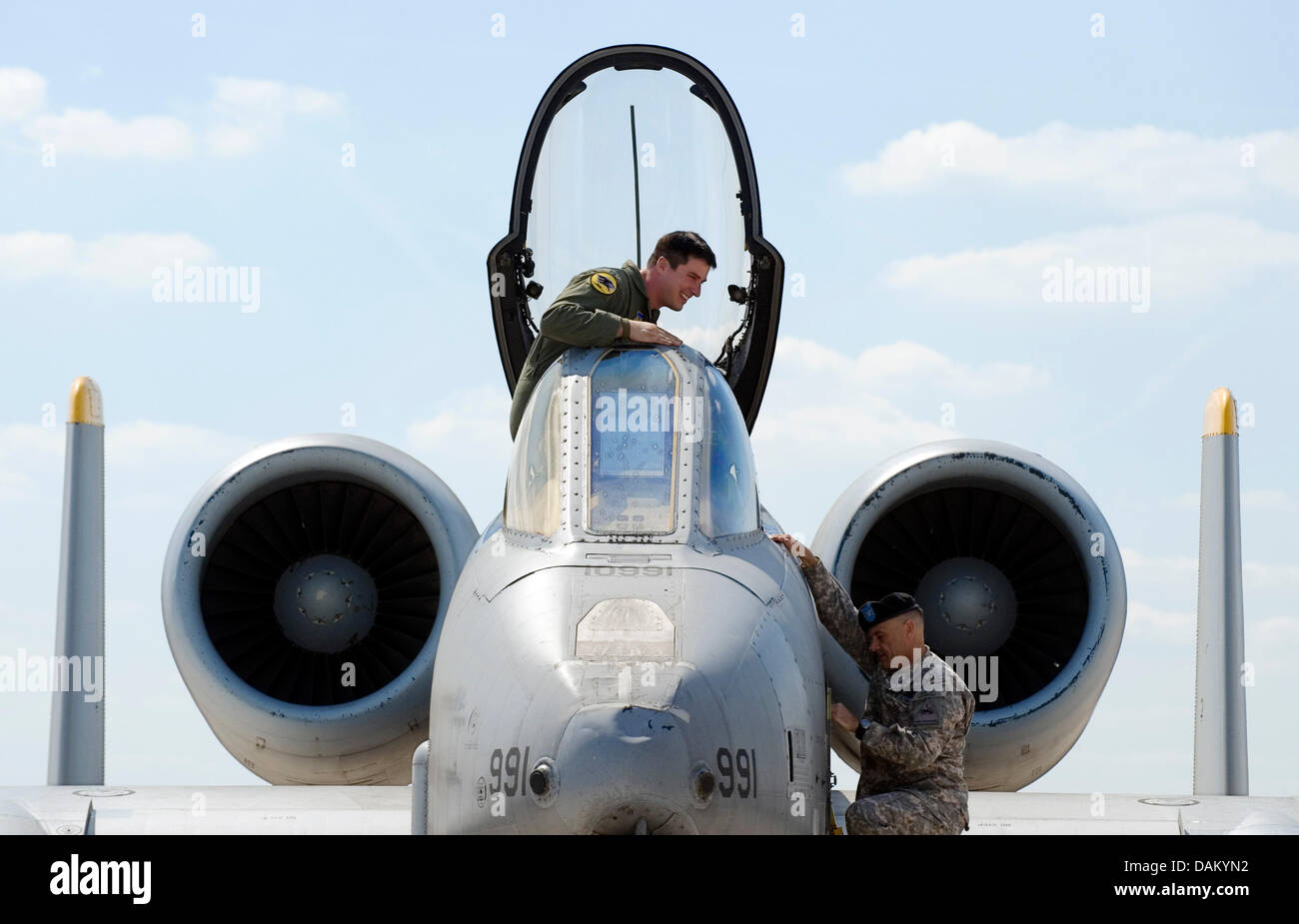 Soldaten der 1. Panzerdivision der US-Armee nehmen ihren Abschied aus Erbenheim, Deutschland, 13. Mai 2011. Die US-Panzerdivision ist nach Texas, USA restationed werden. Foto: BORIS ROESSLER Stockfoto