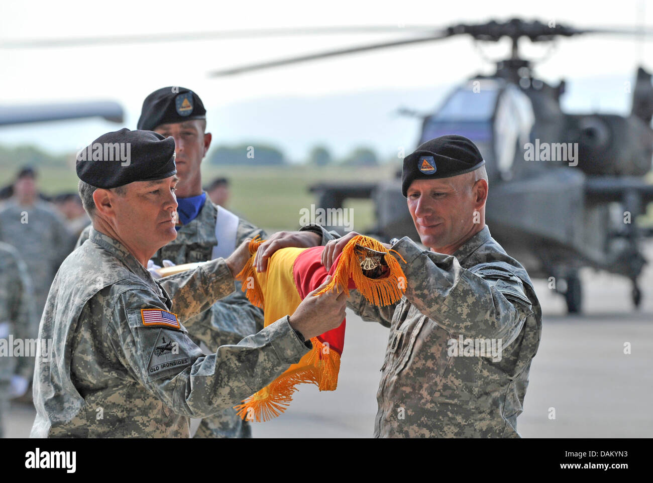Die Falten-Up der Division Flagge kennzeichnet die Abfahrt von der 1. US-Panzerdivision der US-Armee aus Erbenheim in Hessen, Deutschland, 13. Mai 2011. Die US-Panzerdivision ist nach Texas, USA restationed werden. Foto: BORIS ROESSLER Stockfoto