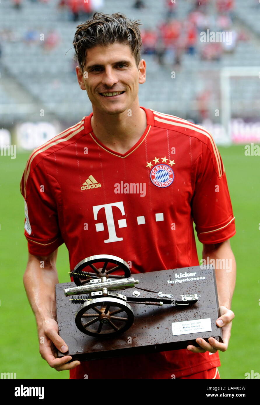 Münchner Mario Gomez hält oben Partitur Canon in seine Hände nach die