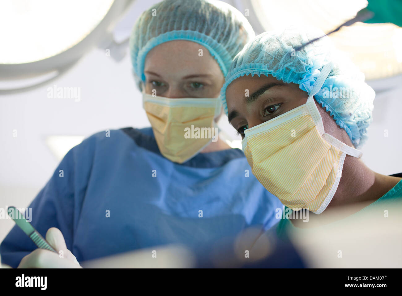 Chirurgen im OP-Saal Stockfoto