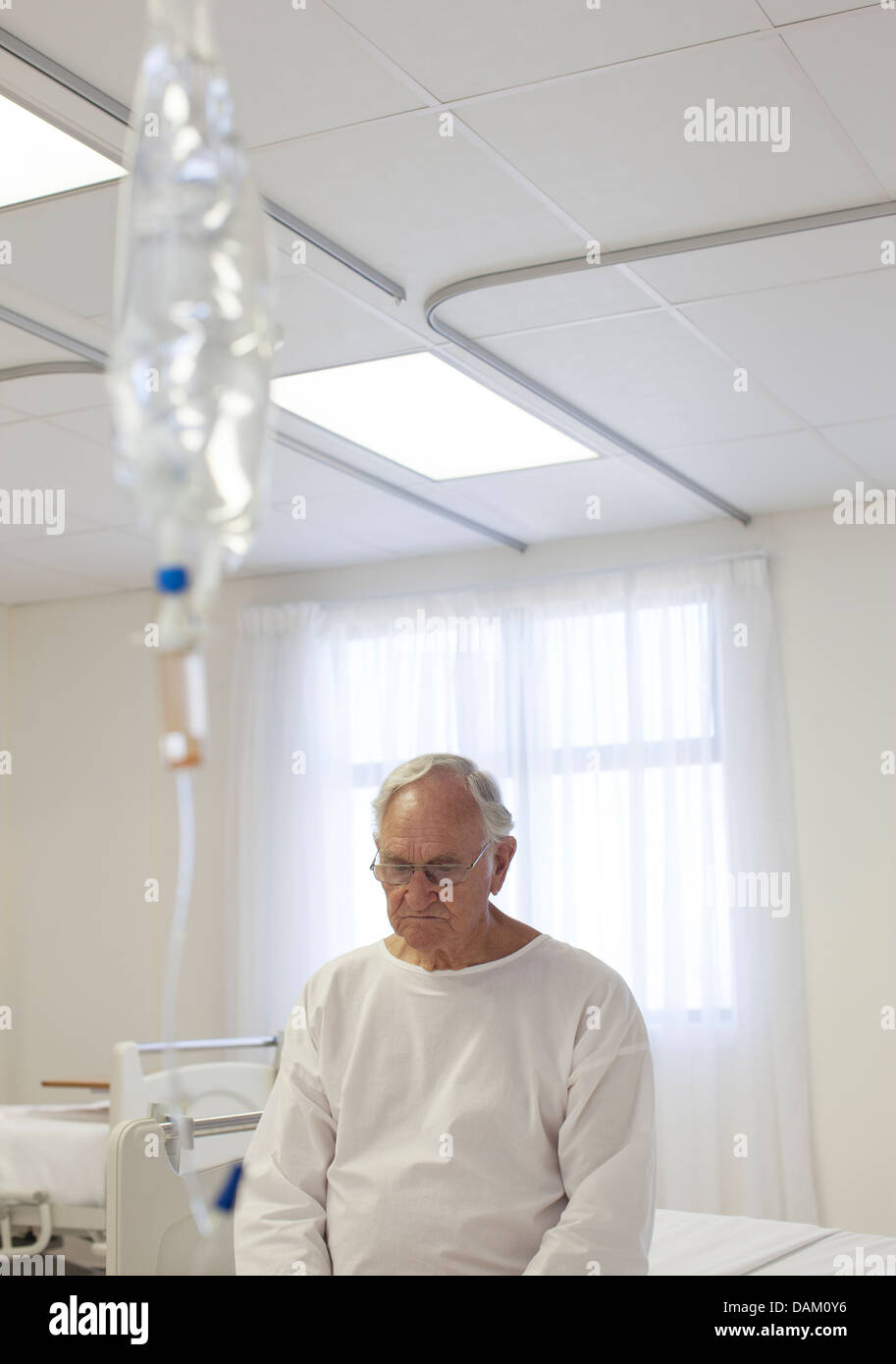 Ältere Patienten sitzen im Bett im Krankenzimmer Stockfoto