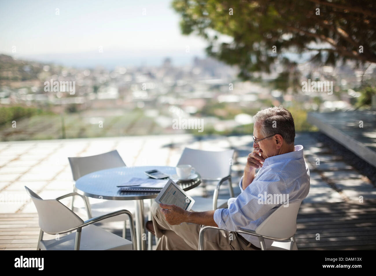 Älterer Mann mit Tablet-PC im freien Stockfoto