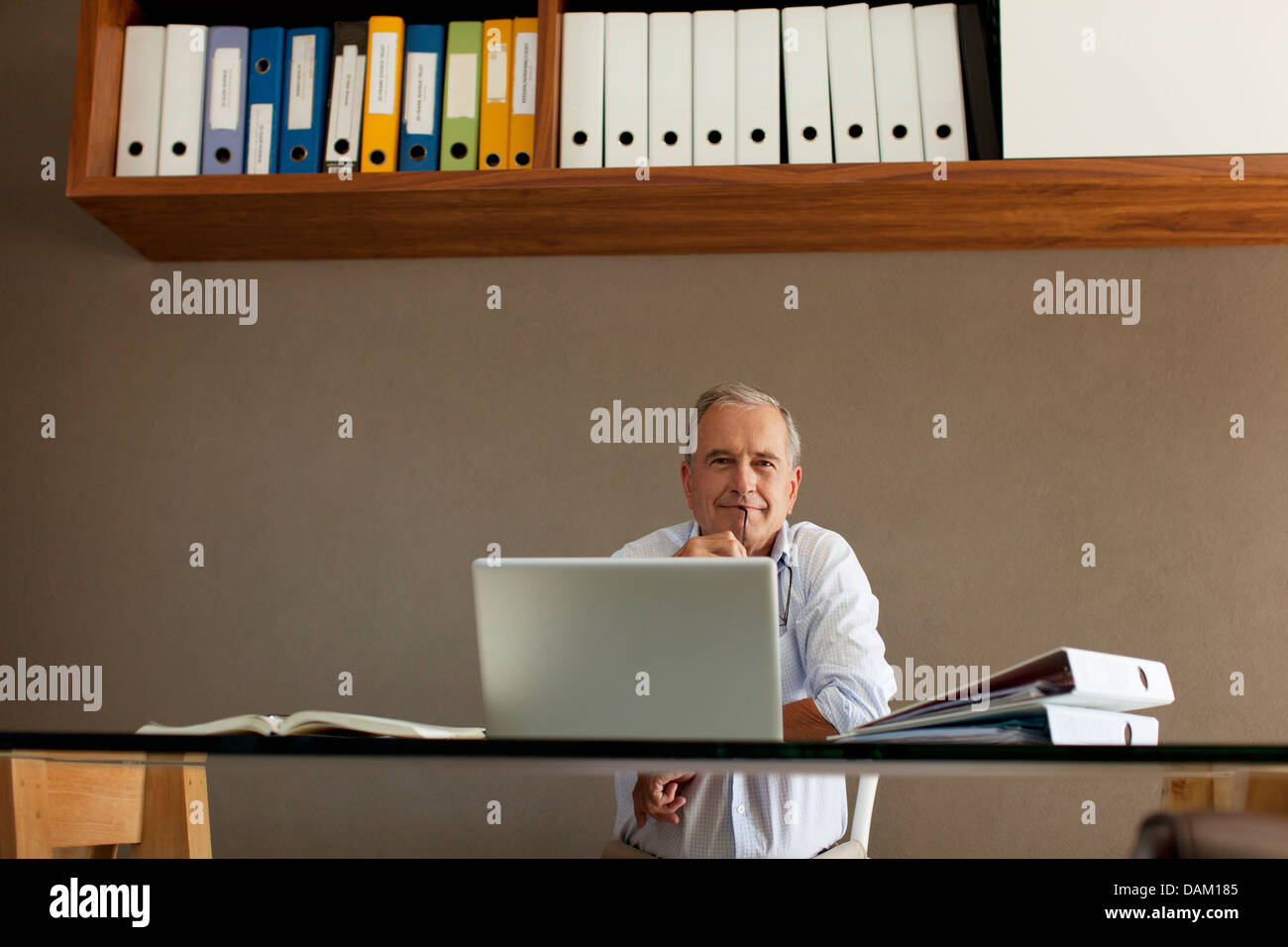 Mann Am Schreibtisch 2021 Mann Am Schreibtisch 2021