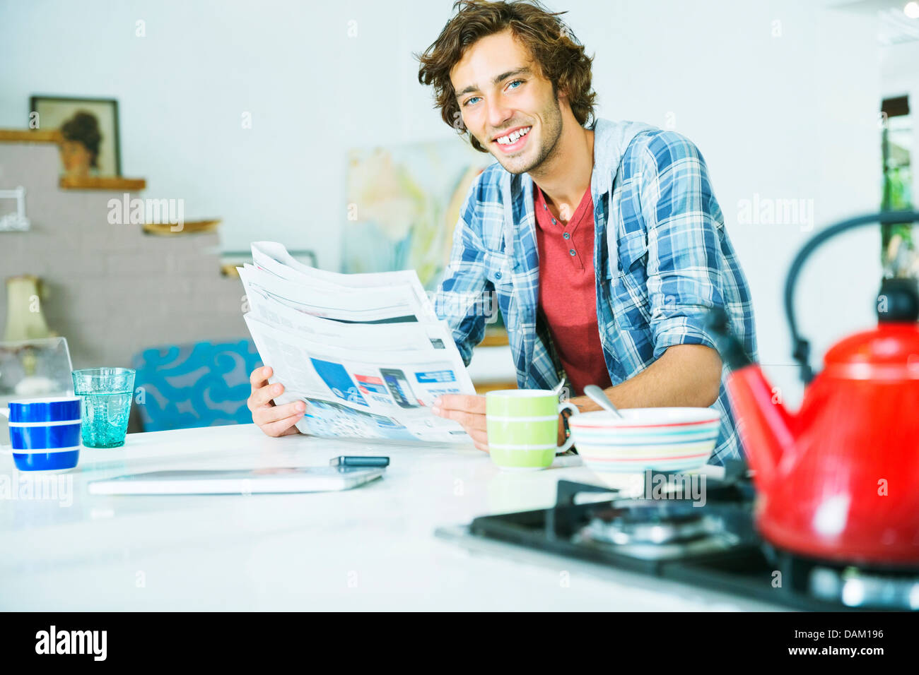 Menschen lesen Zeitung in Küche Stockfoto