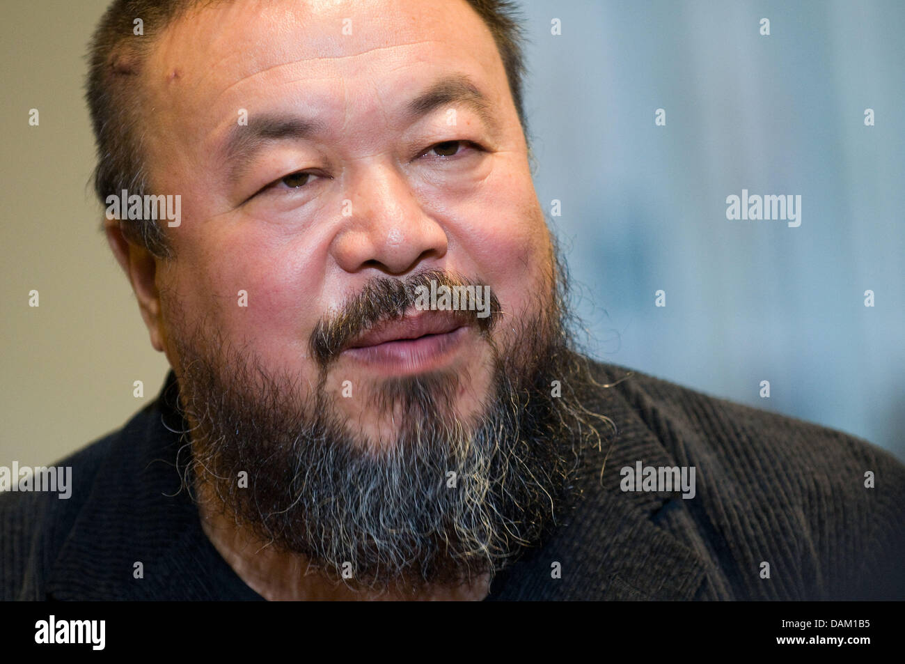 (Datei) - ein Dpa Fiel Bild vom 4. April 2009 zeigt der chinesische Künstler Ai Weiwei am Theater bin Goetheplatz während eines Besuchs in Bremen, Deutschland. Nach sechs Wochen Haft durfte Ai Weiweis Frau ihn am 15. Mai 2011 zu besuchen. Foto: Michael Bahlo Stockfoto