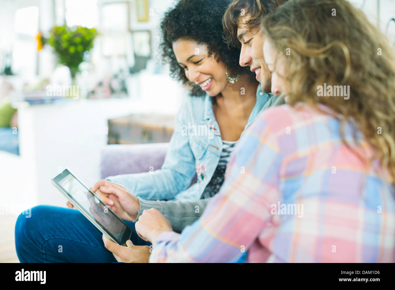 Freunde mit Tablet-PC auf sofa Stockfoto