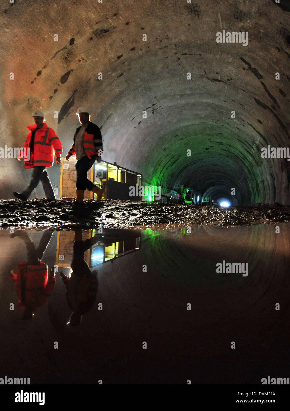 Zwei Bergleute gehen in 688 Meter lange Lohmeberg Tunnel in der Nähe von Gehren, Deutschland, 17. Mai 2011. Am selben Tag gefeiert für die ICE-Neubaustrecke der Strecke offiziell wurde der Durchbruch für das zehnte von 14 Thüringer Tunnel. Im Jahr 2013 soll der Rohbau der 12 Millionen Euro Konstruktion erfolgen und im Jahr 2017, das komplette Eis segment zwischen Ehrensfeld und Halle/Leipzi Stockfoto