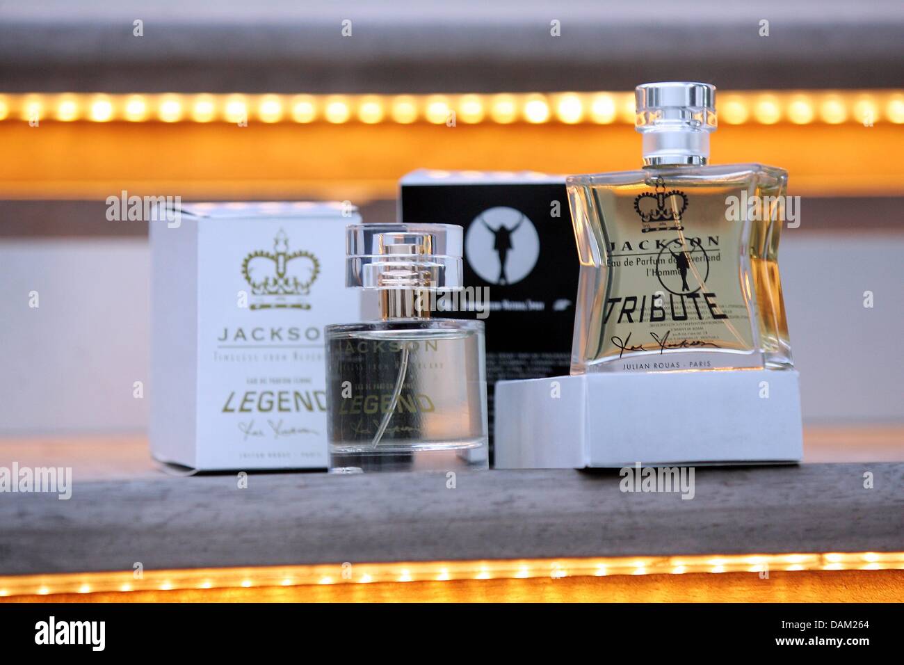 Parfüm-Flaschen eines Mannes Duft namens "Jacksons Tribute" und eine Frau Duft genannt "Jacksons Legend" von Michael Jacksons Vater, Joe Jackson, werden in Cannes, Frankreich, 17. Mai 2011 vorgestellt. Foto: Abj Stockfoto