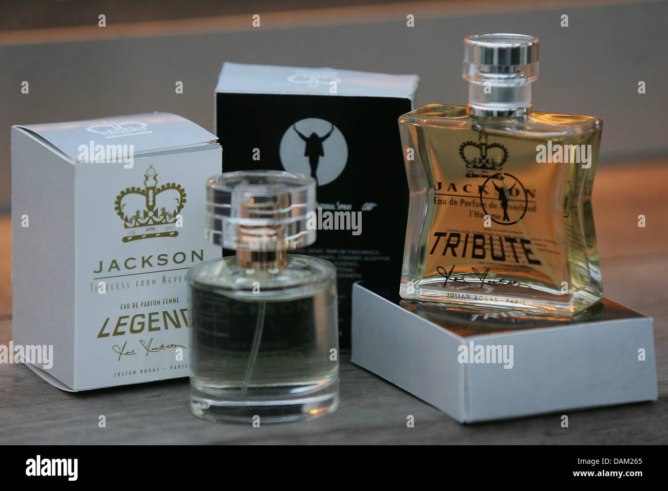 Parfüm-Flaschen eines Mannes Duft namens "Jacksons Tribute" und eine Frau Duft genannt "Jacksons Legend" von Michael Jacksons Vater, Joe Jackson, werden in Cannes, Frankreich, 17. Mai 2011 vorgestellt. Foto: Abj Stockfoto