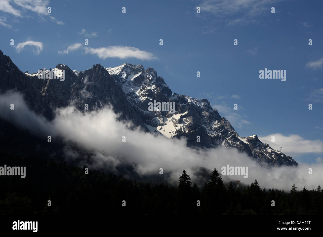 Wolken hängen in der Zugspitze in Grainau, Deutschland, 14. Mai 2011. Foto: Karl-Josef Hildenbrand Stockfoto