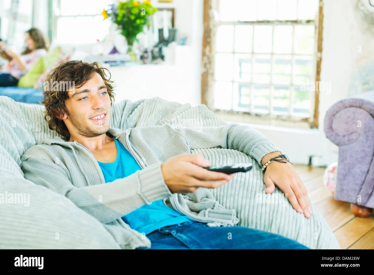 Mann vor dem Fernseher in Sitzsack Stockfoto