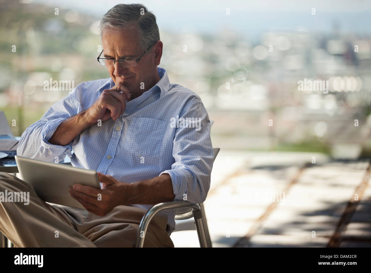 Älterer Mann mit Tablet-PC im freien Stockfoto