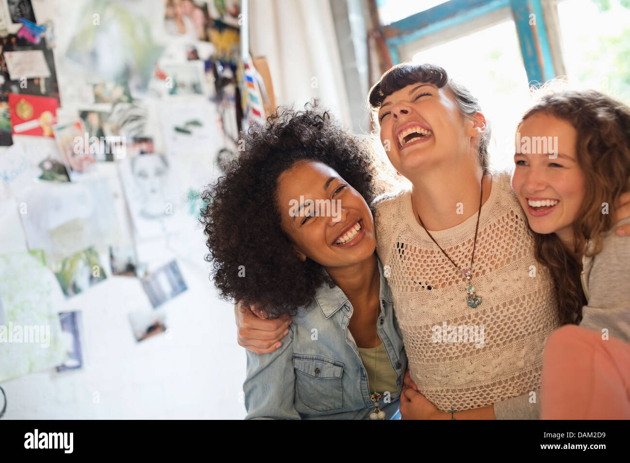 Frauen im Haus gemeinsam lachen Stockfoto