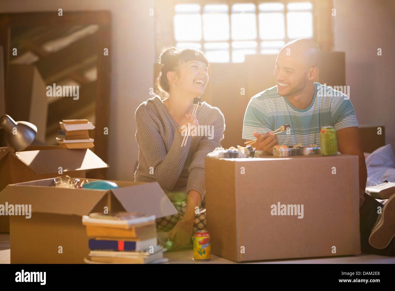 Paar Essen Sushi gemeinsam im neuen Zuhause Stockfoto
