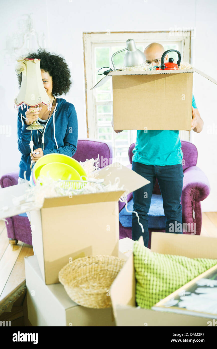 Paar Auspacken Boxen im neuen Zuhause Stockfoto