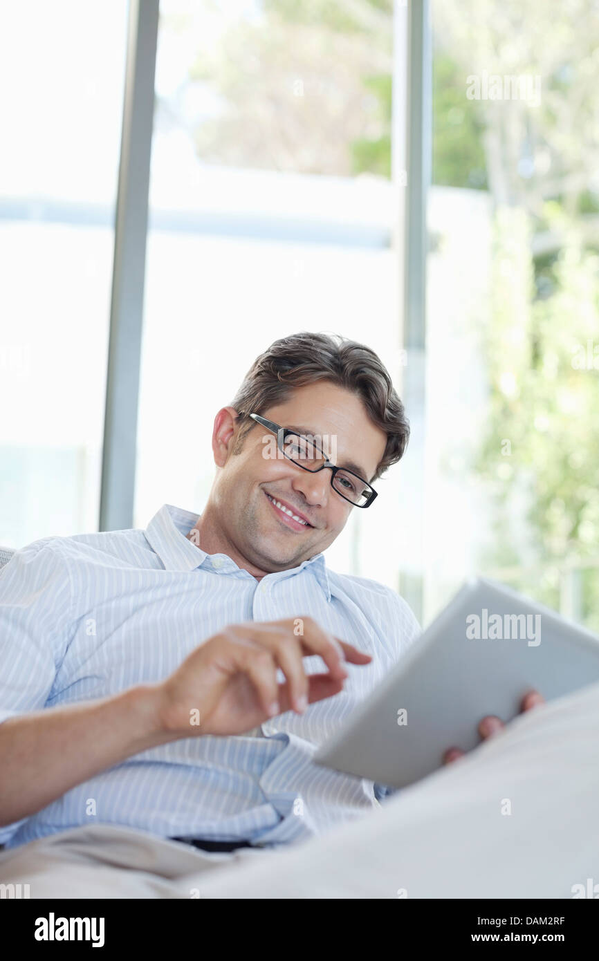 Mann mit Tablet-PC auf sofa Stockfoto