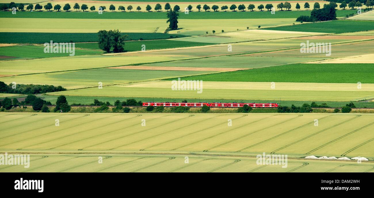 Ein Regionalzug der Deutschen Bahn AG Deutsche Bahn AG fährt entlang Felder südlich von Sehnde, Deutschland, 15. Juli 2013. Foto: Julian Stratenschulte Stockfoto