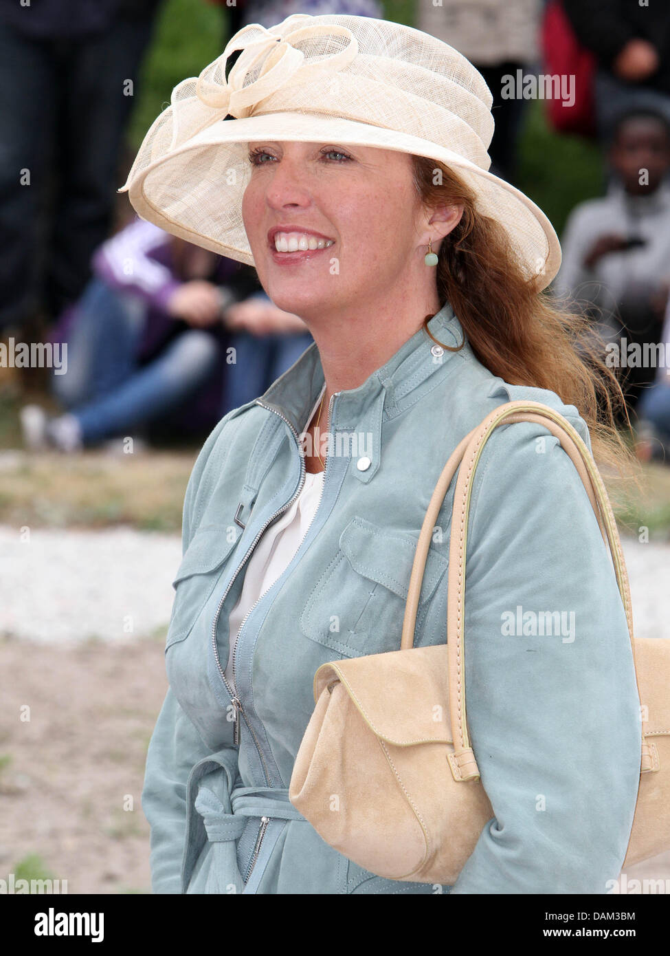 Bibi Barones van Zuylen van Nijevelt besucht die Wohn Duinpark in Den Helder, 18. Mai 2011. Duinpark ist ein Wohngebiete mit Dünenlandschaft und verstreuten Gebäuden. Foto: Albert van der Werf (Niederlande) Stockfoto