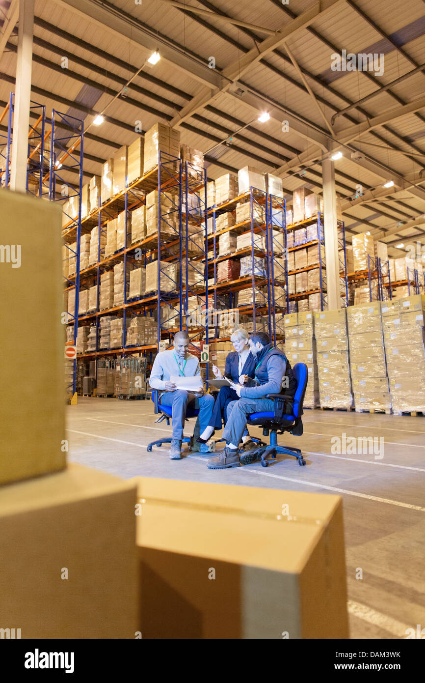 Business-Leute, die reden im Lager Stockfoto