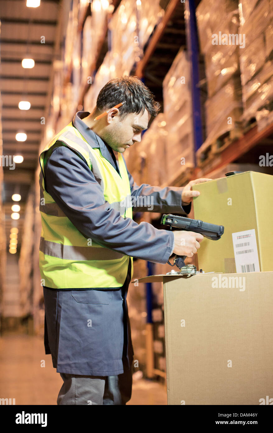 Arbeiter Scan Box im Lager Stockfoto