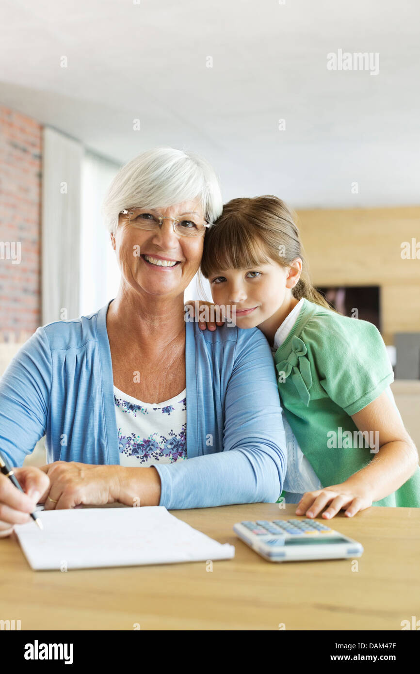 Ältere Frau und Enkelin mit Taschenrechner Stockfoto