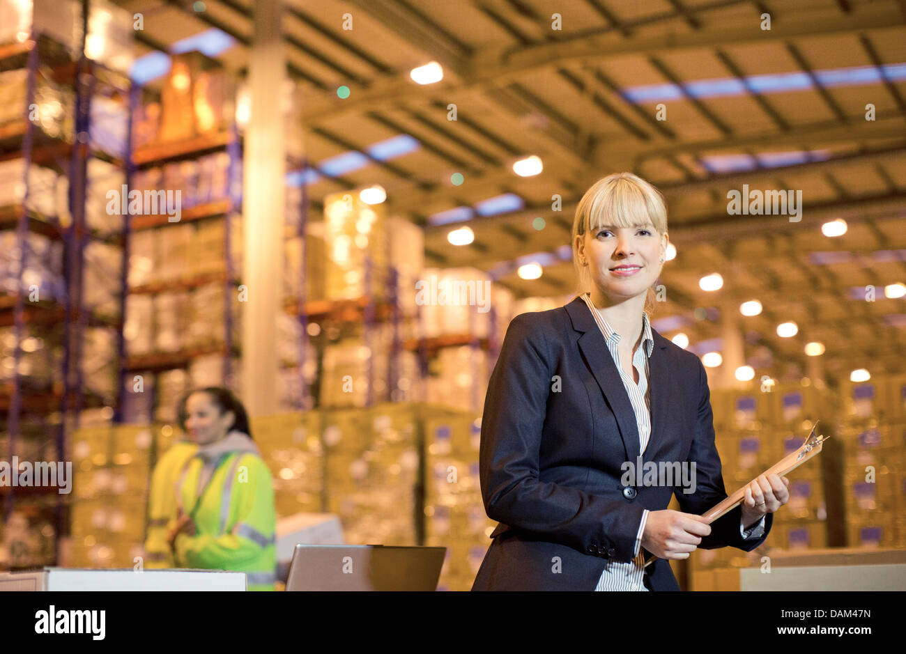 Geschäftsfrau mit Zwischenablage im Lager Stockfoto