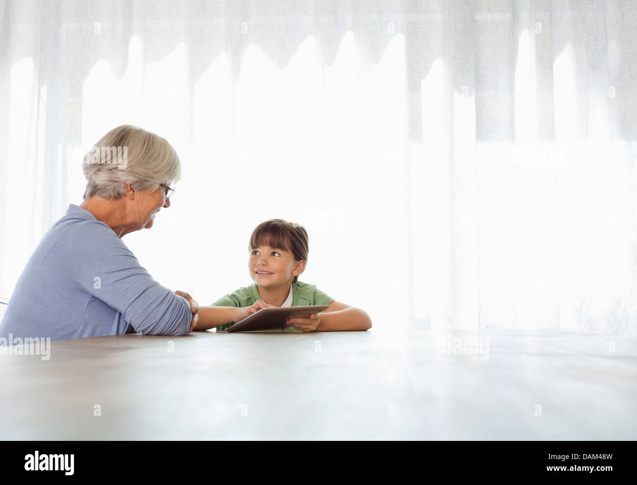 Ältere Frau und Enkelin mit Tablet-PC Stockfoto
