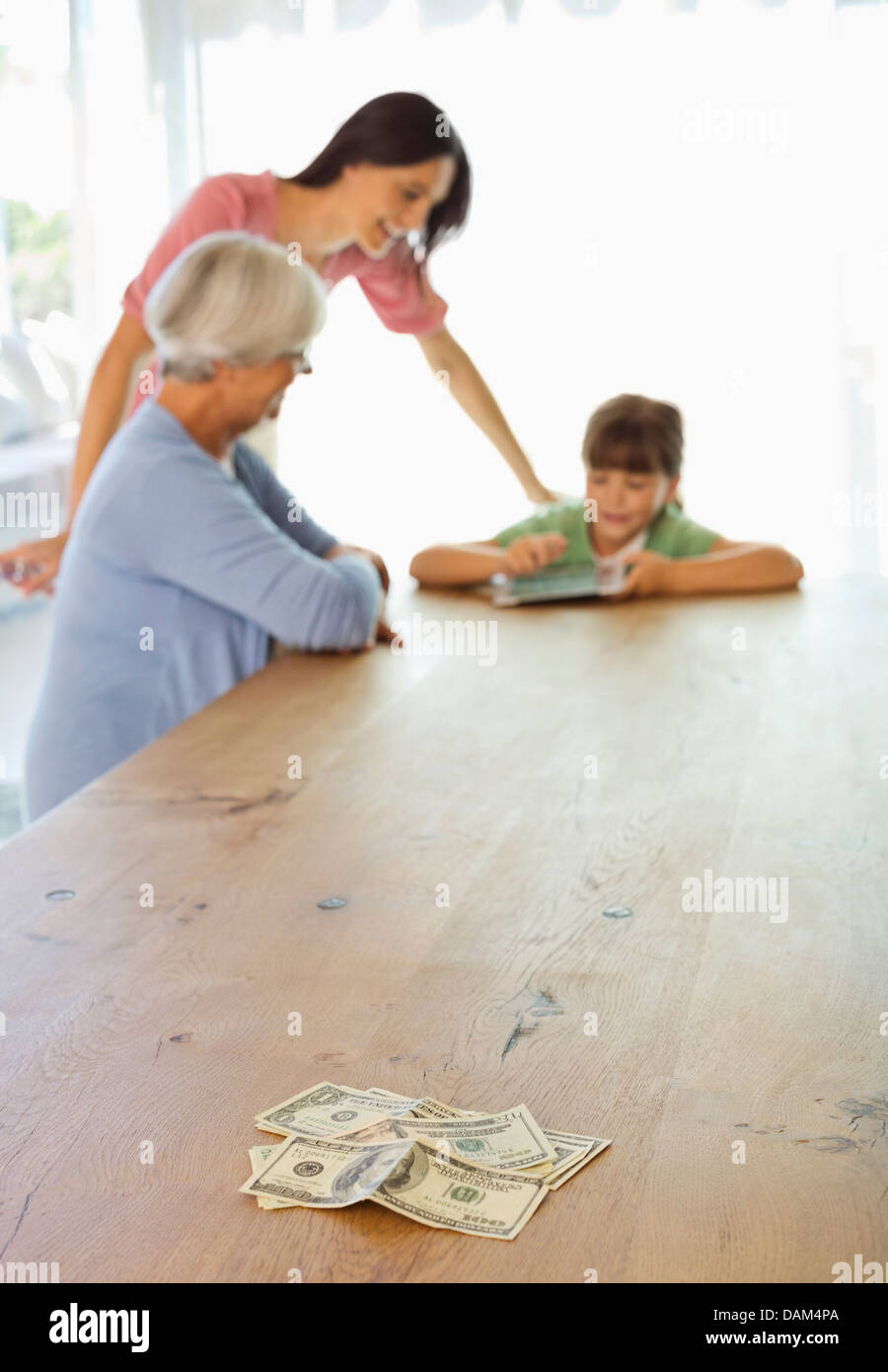Drei Generationen von Frauen, Geld zählen Stockfoto