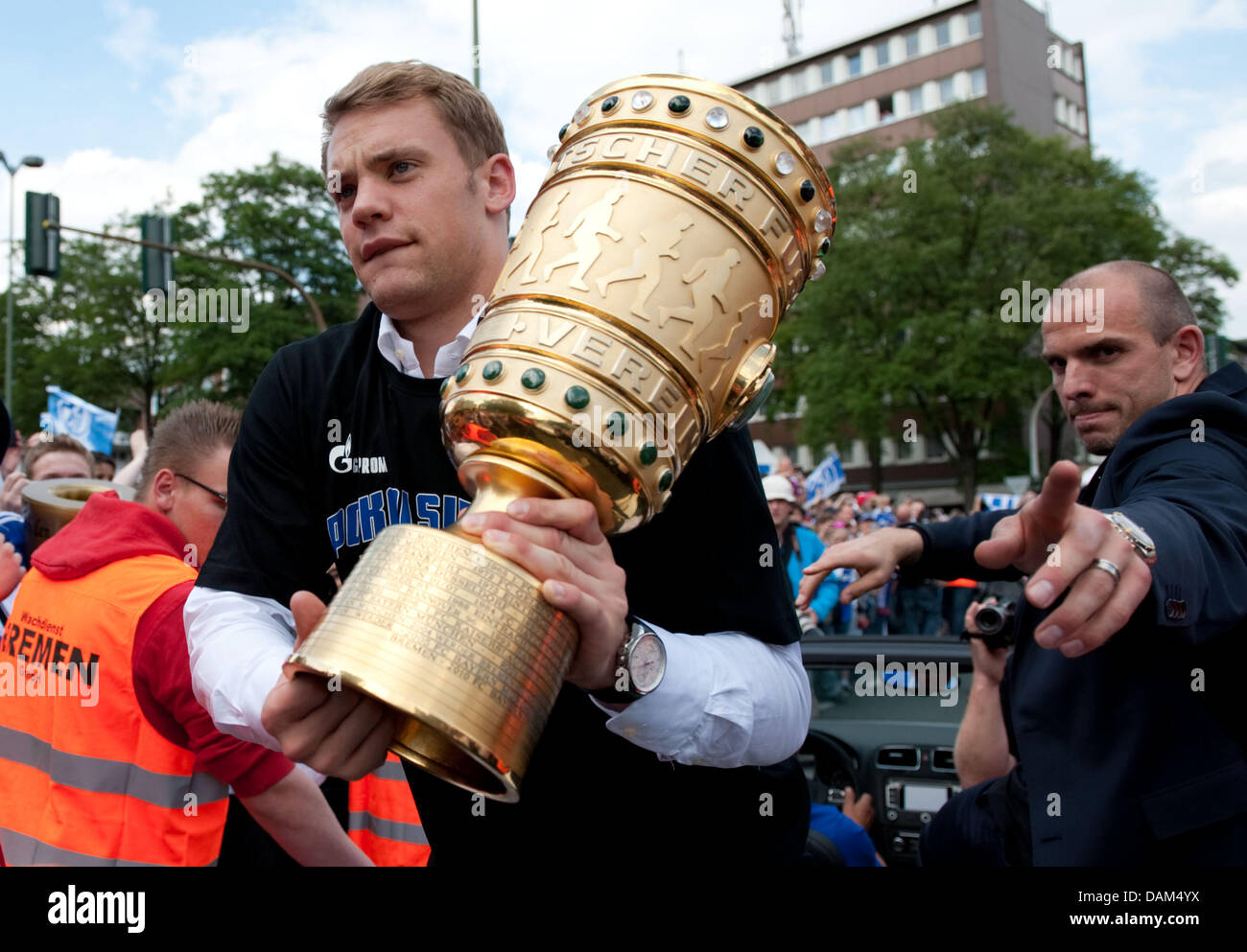 Schalke-Torhüter Manuel Neuer (L) und Matthias Schober (R) präsentieren den DFB-Pokal und grüßen die Fans bei einem Autokorso in Gelsenkirchen, Deutschland, 22. Mai 2011. Am 21. Mai gewann Schalke 5:0 im DFB-Pokalfinale gegen den MSV Duisburg übereinstimmen. Foto: Bernd Thissen Stockfoto