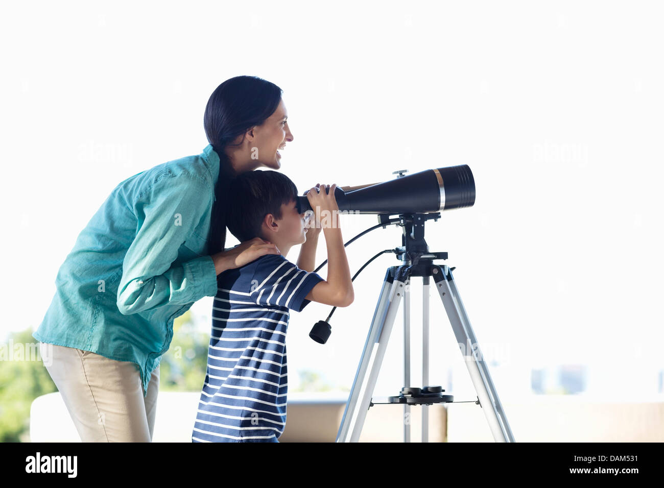 Mutter und Sohn mit Teleskop Stockfoto