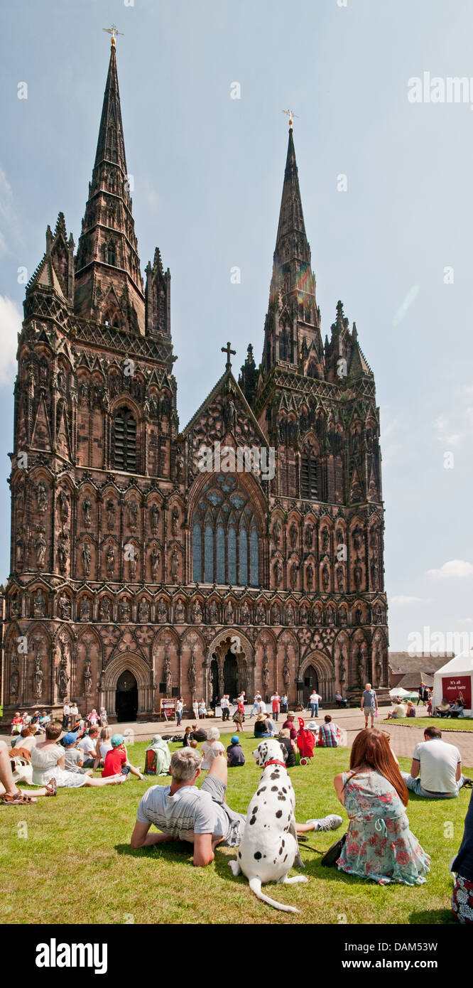 Menschenmassen genießen Sie Unterhaltung von lokalen Interpreten bei strahlendem Sonnenschein während der Lichfield-Festival am Samstag, 6. Juli 2013 Stockfoto