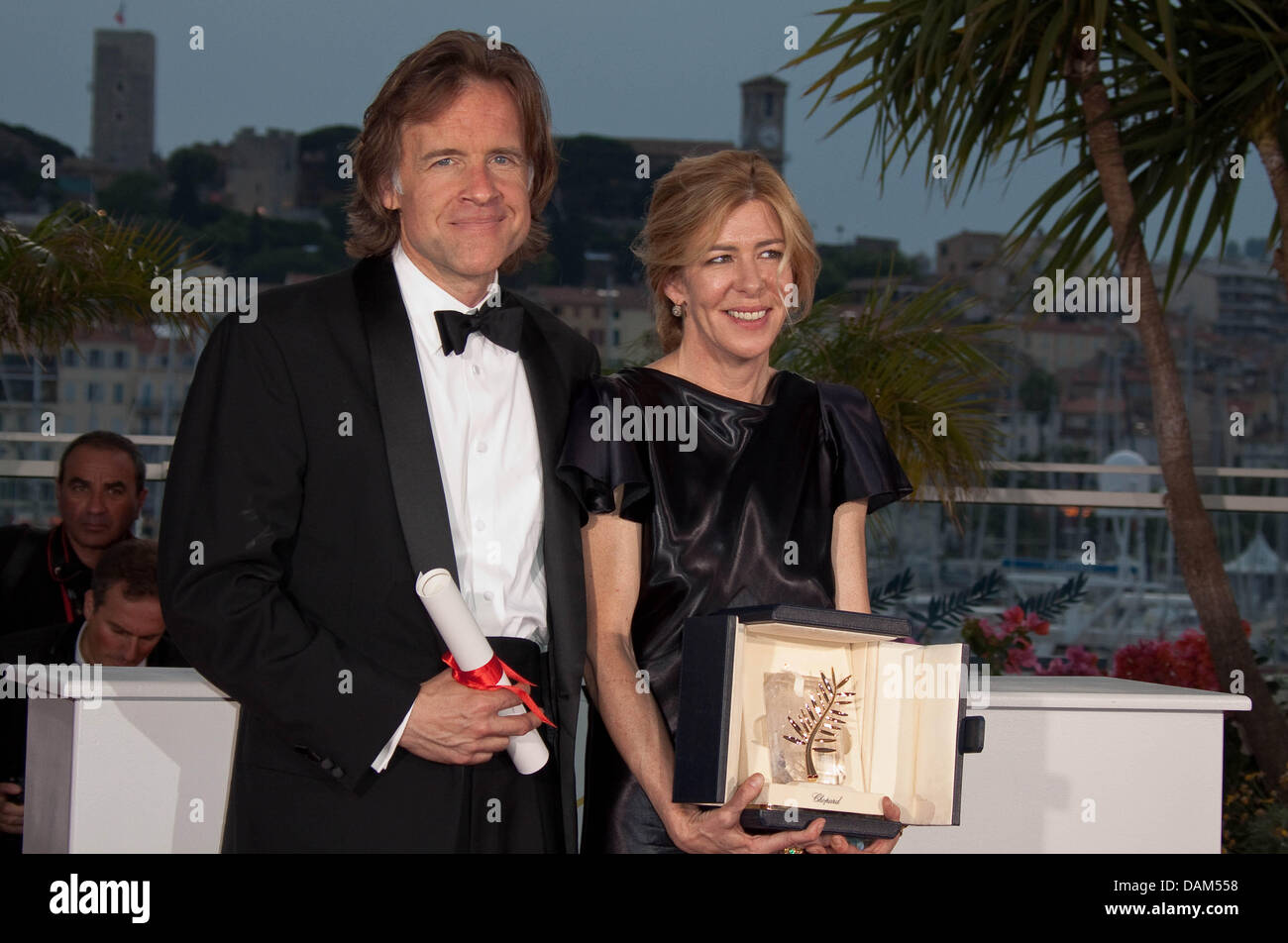 Goldene Palme gewinnen Produzenten von "The Tree Of Life" Bill Pohlad und Dede Gardner teilnehmen Fototermin der Gewinner am Ende der 64. Internationalen Filmfestspiele von Cannes am Palais des Festivals in Cannes, Frankreich, am 22. Mai 2011. Foto: Hubert Boesl Stockfoto