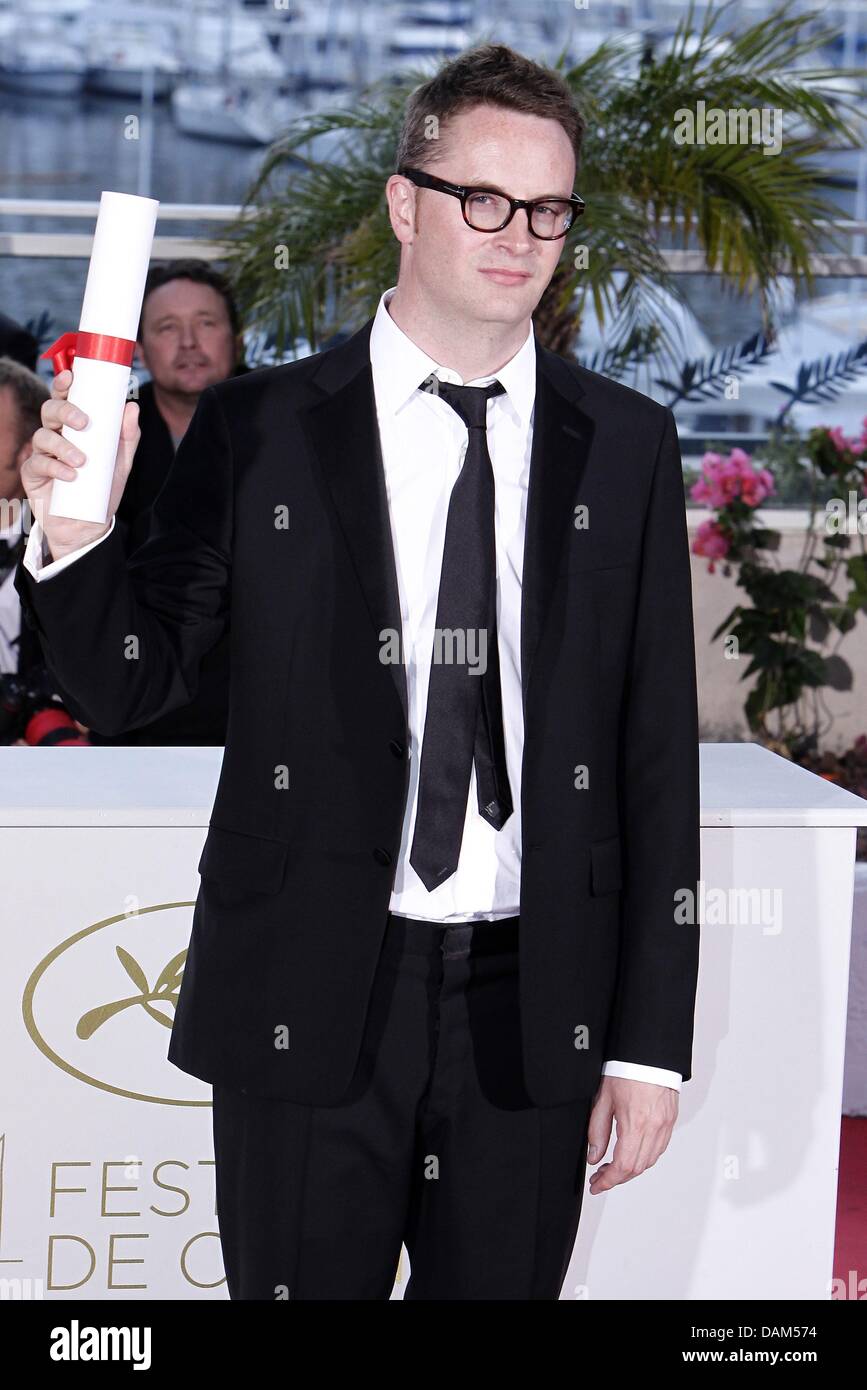 Dänische Regisseur Nicolas Winding Refn Posen mit dem Best Director Award für "Drive" während der Award-Gewinner-Pressekonferenz am Abschlusstag der 64. Filmfestspiele von Cannes in Cannes, Frankreich, 22. Mai 2011. Foto: Vincent Isore/MaxPPP Stockfoto