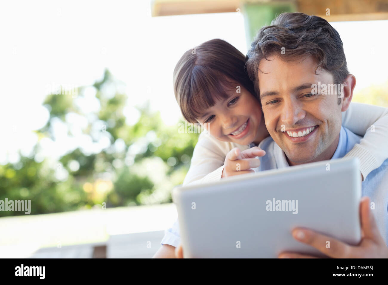 Vater und Tochter mit Tablet-PC zusammen Stockfoto