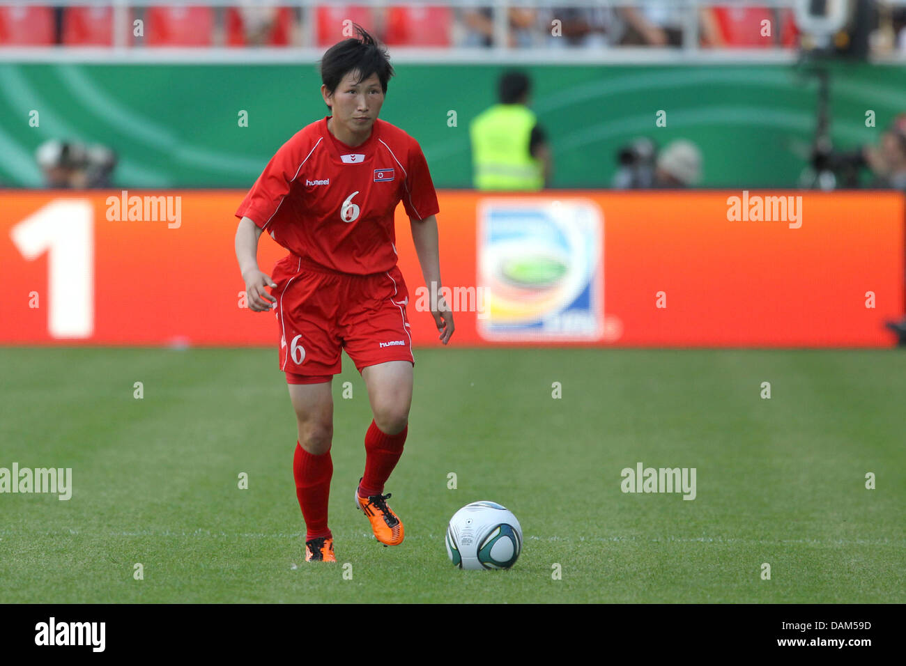 Nordkoreanische professionelle Sol Hui Paek steuert den Ball an der Frauen-Fußball-Länderspiel Deutschland gegen Nordkorea in Ingolstadt, Deutschland, 21. Mai 2011. Deutschland gewann mit 2: 0. Foto: Andreas Gebert Stockfoto