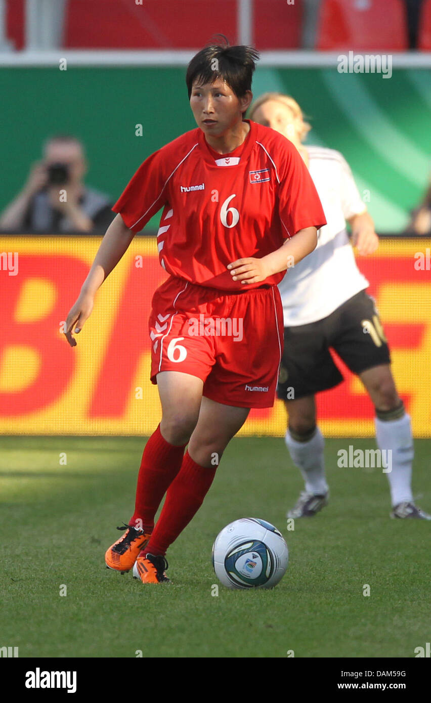 Nordkoreanische professionelle Sol Hui Paek steuert den Ball an der Frauen-Fußball-Länderspiel Deutschland gegen Nordkorea in Ingolstadt, Deutschland, 21. Mai 2011. Deutschland gewann mit 2: 0. Foto: Daniel Karmann Stockfoto