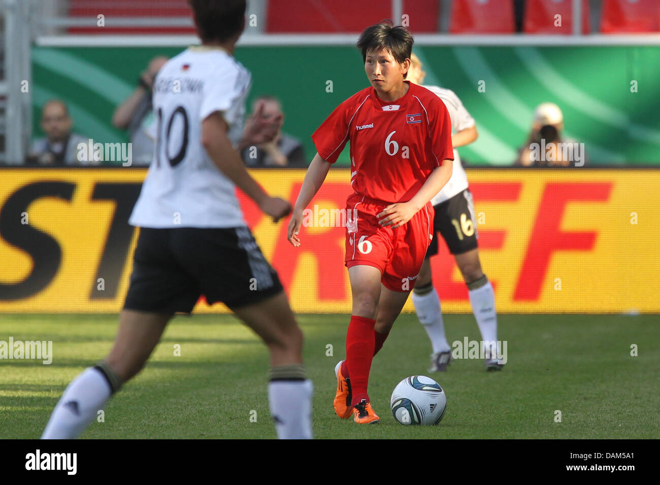 Nordkoreanische professionelle Sol Hui Paek steuert den Ball an der Frauen internationale Fußballspiel Deutschland gegen Nordkorea in Ingolstadt, Deutschland, 21. Mai 2011. Deutschland gewann mit 2: 0. Foto: Daniel Karmann Dpa/lby Stockfoto