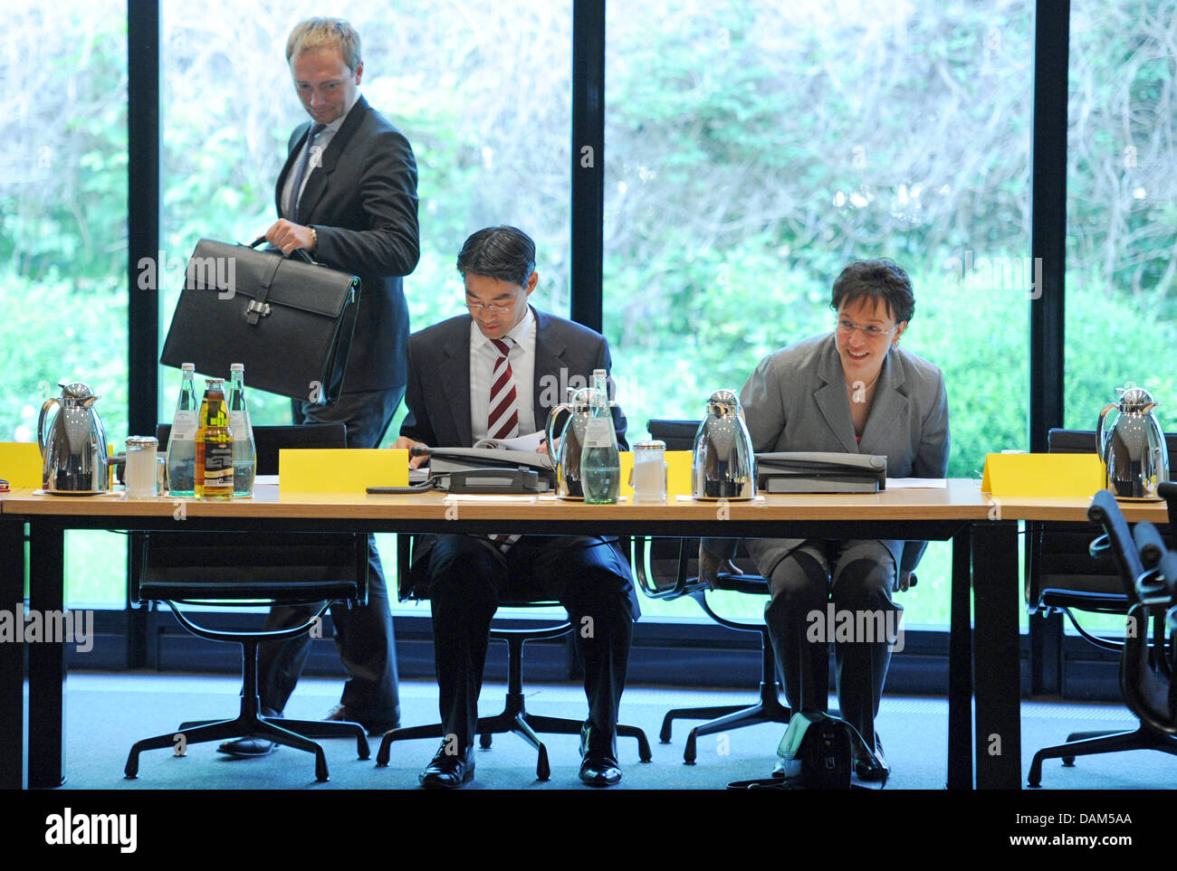 FDP-Vorsitzender und Bundesrepublik Wirtschaftsminister Philipp Roesler (C), stellvertretende Vorsitzende Birgit Homburger FDP und FDP General Sekretary Christian Lindner vorbereiten für die Sitzung des Präsidiums der FDP in Berlin, Deutschland, 23. Mai 2011. Die freien Liberalen sind zum dritten Mal in diesem Jahr nicht im Parlament vertreten. Foto: Rainer Jensen Stockfoto