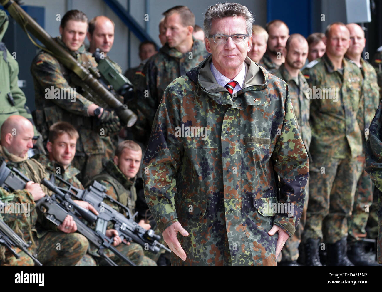 German Defence Minister Thomas de Maizière (M) verabschiedet sich die