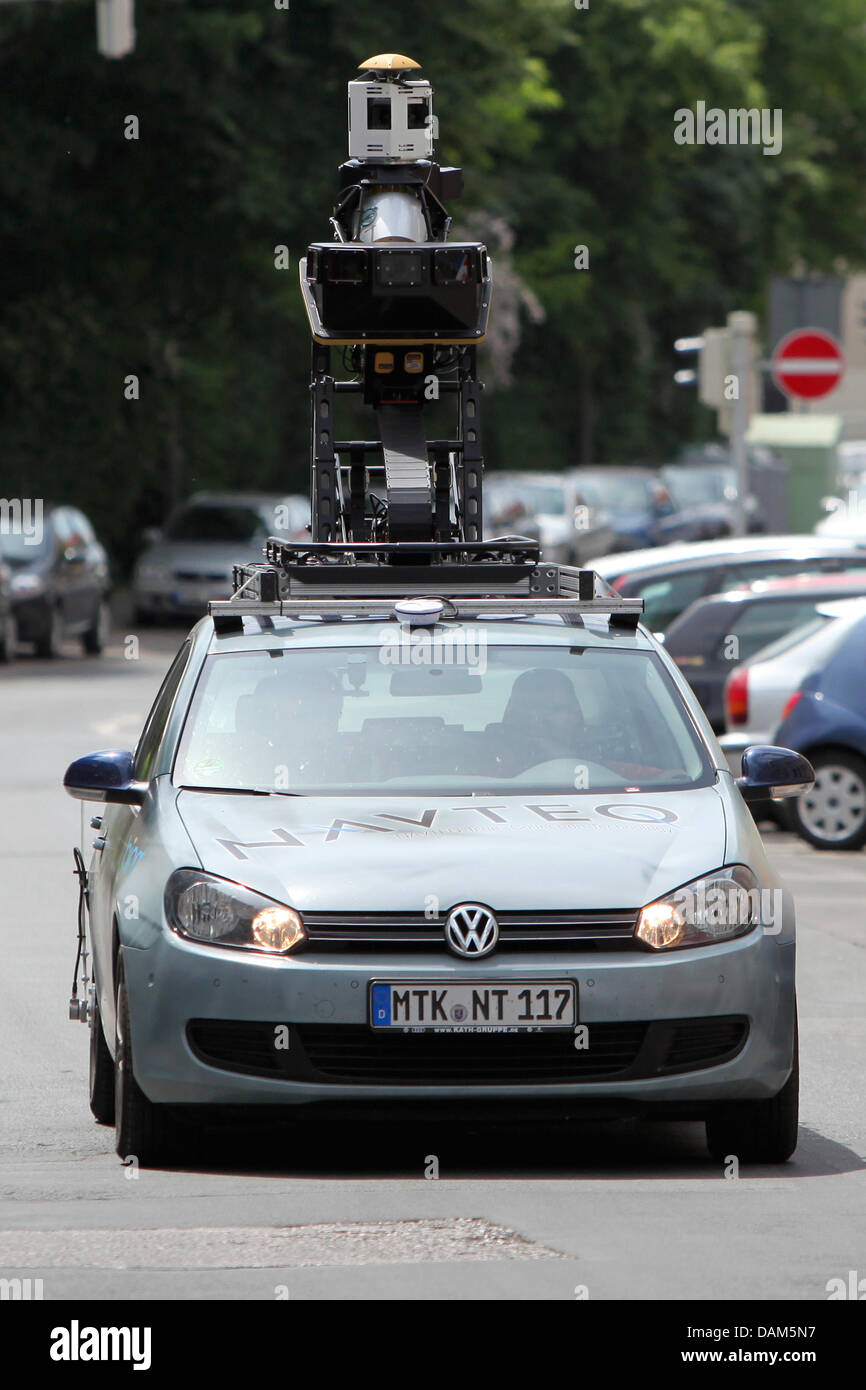 Bing Maps Streetside Kamera Auto fährt durch eine Straße in Nürnberg, 24.  Mai 2011. Das Softwareunternehmen Microsoft deutschlandweit Panorama Dienst  wurde gestartet, die Erfassung der deutschen Streetviews in Nürnberg, Fürth  und Erlangen