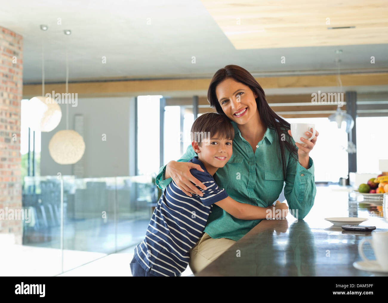 Mutter und Sohn lächelnd in Küche Stockfoto