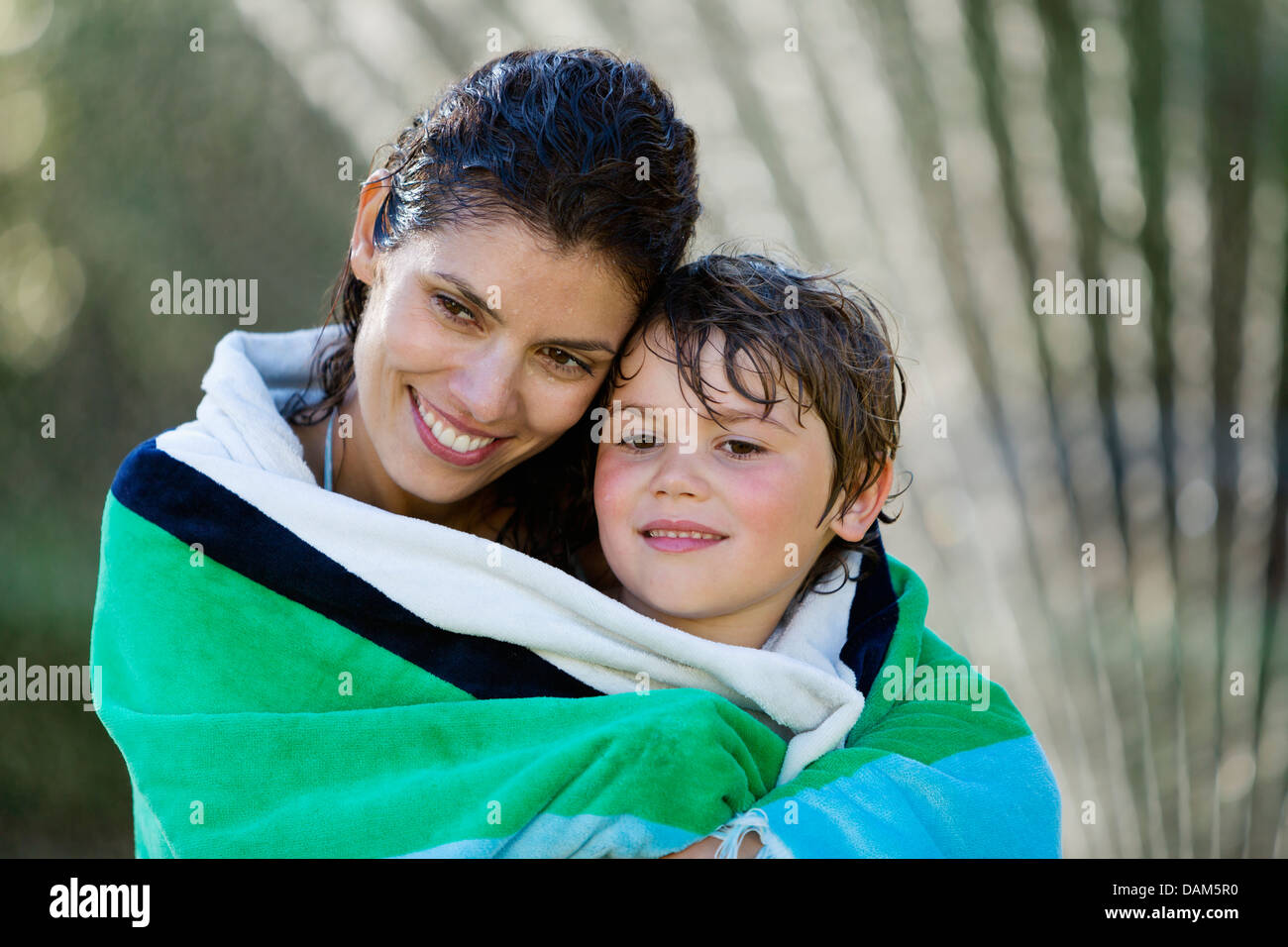 Mutter und Sohn in Handtuch gewickelt Stockfoto