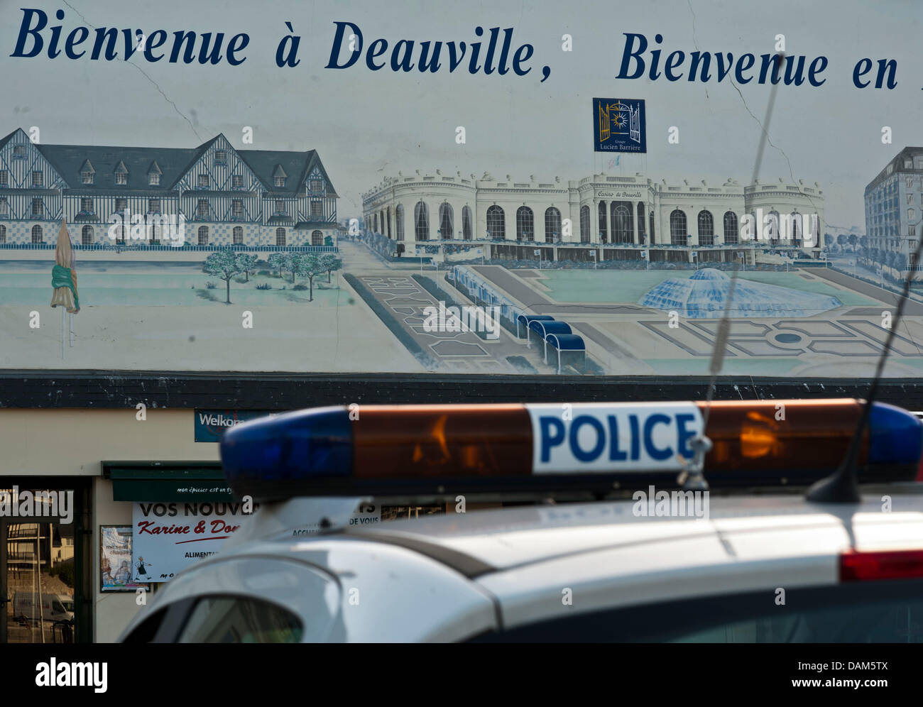 Ein Polizeifahrzeug Steht bin Dienstagabend (24.05.2011) in Deauville, Frankreich, Vor Einer Fassade Mit der Aufschrift "Bienvenue ein Deauville" (Willkommen in Deauville). In Dem bin Ort beschäftigte Ärmelkanal Semesters am 26. Und 27. Mai 2011 der Diesjährige G8-wurde Statt. Foto: Peer Grimm dpa Stockfoto